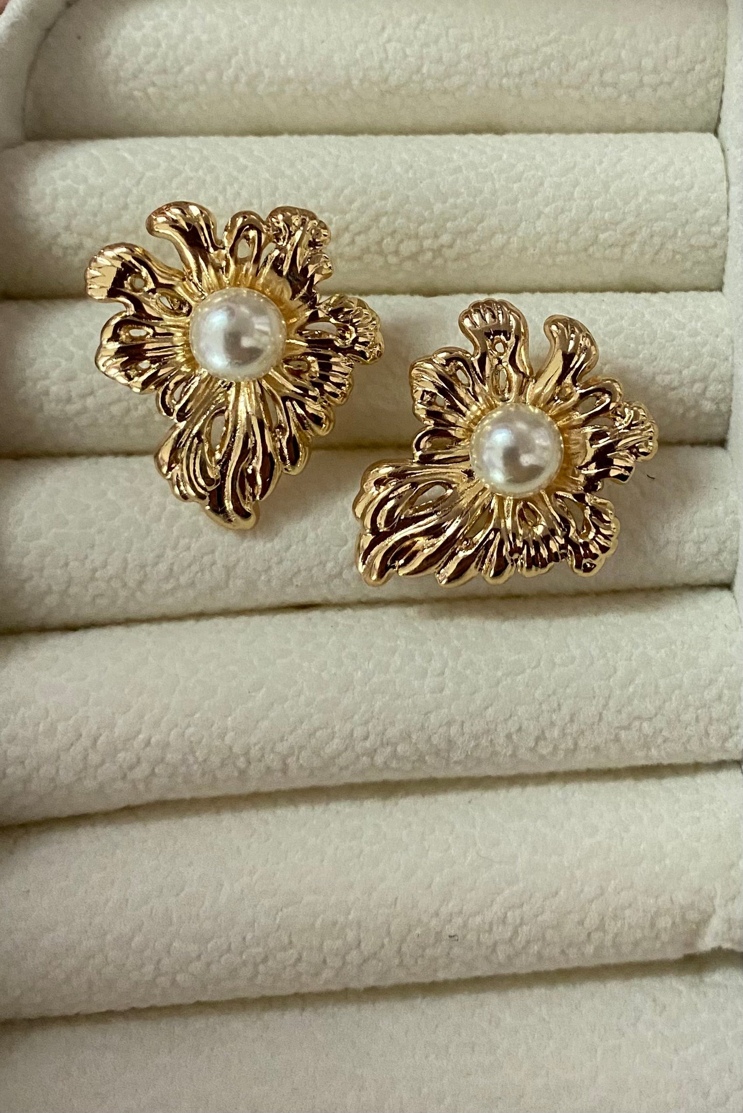 Pearl flower earrings