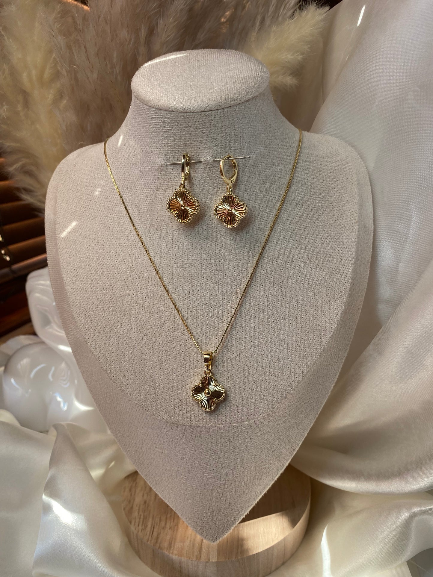 Gold VC necklace set