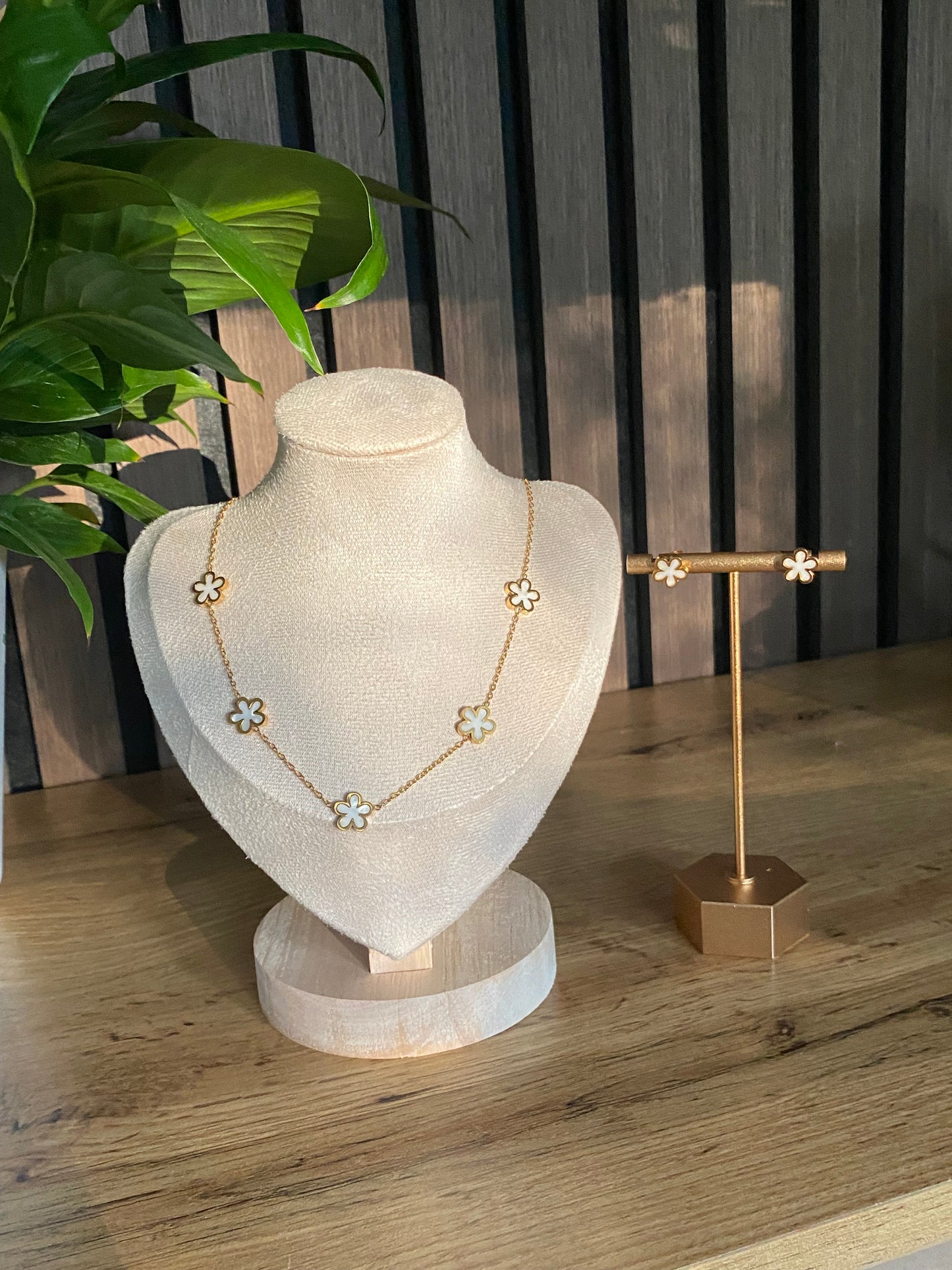 Small white flower necklace set